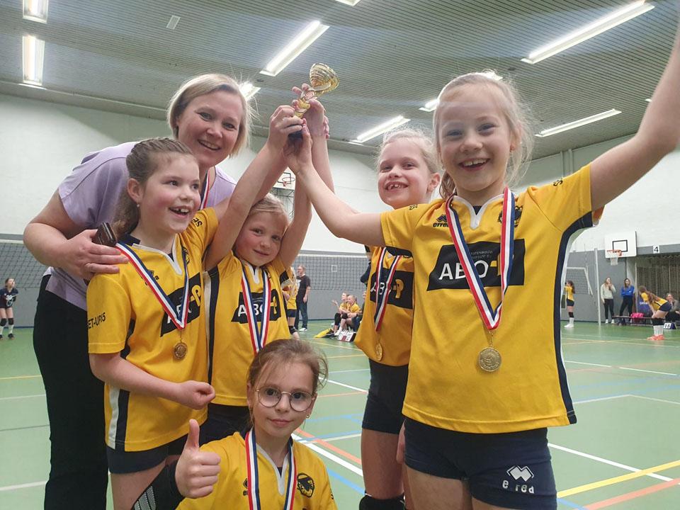 Kampioen CMV 2.3 maken ereronde door de stad